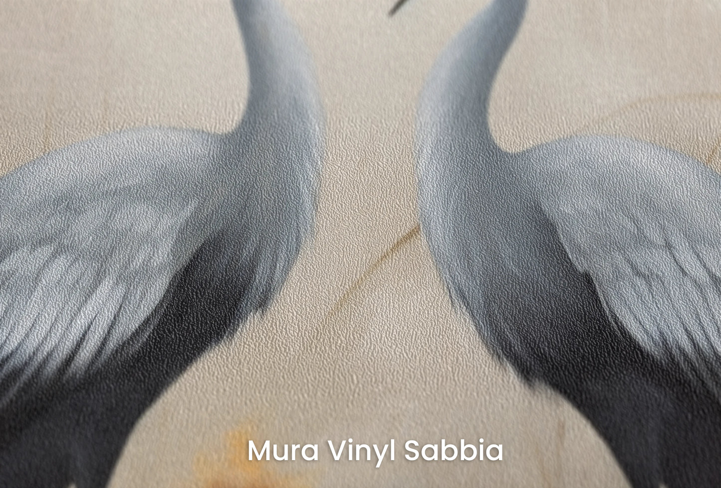 Zbliżenie na artystyczną fototapetę o nazwie Harmony in Gold na podłożu Mura Vinyl Sabbia struktura grubego ziarna piasku.