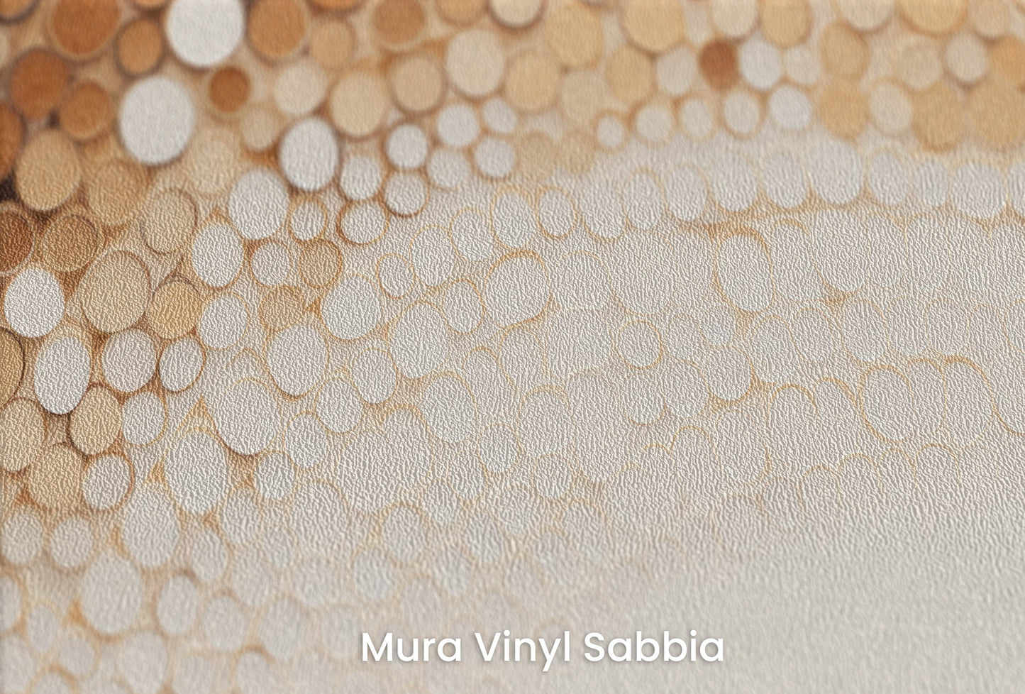 Zbliżenie na artystyczną fototapetę o nazwie RUSTIC COFFEE TONES CASCADE na podłożu Mura Vinyl Sabbia struktura grubego ziarna piasku.