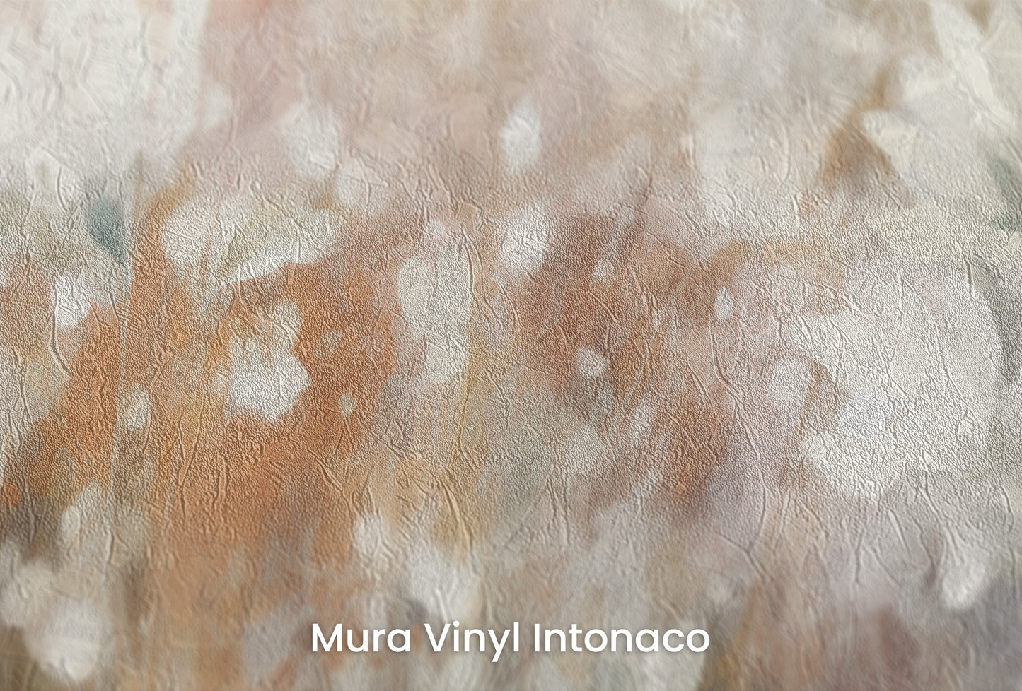 Zbliżenie na artystyczną fototapetę o nazwie Soft Petal Dance na podłożu Mura Vinyl Intonaco - struktura tartego tynku.