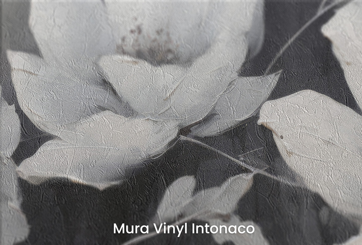 Zbliżenie na artystyczną fototapetę o nazwie MOONLIGHT SERENADE BLOSSOMS na podłożu Mura Vinyl Intonaco - struktura tartego tynku.