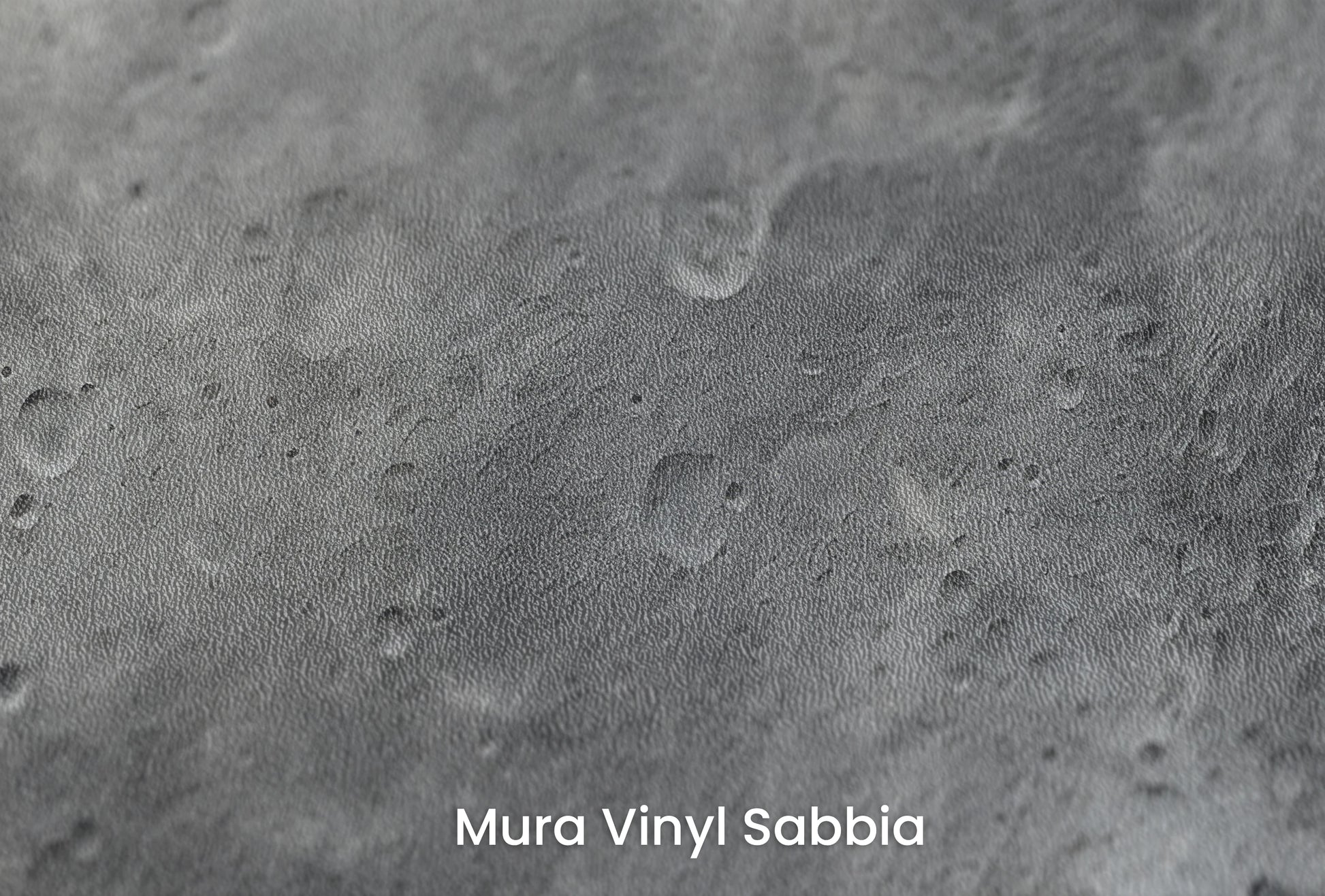 Zbliżenie na artystyczną fototapetę o nazwie Monochrome Moon na podłożu Mura Vinyl Sabbia struktura grubego ziarna piasku.