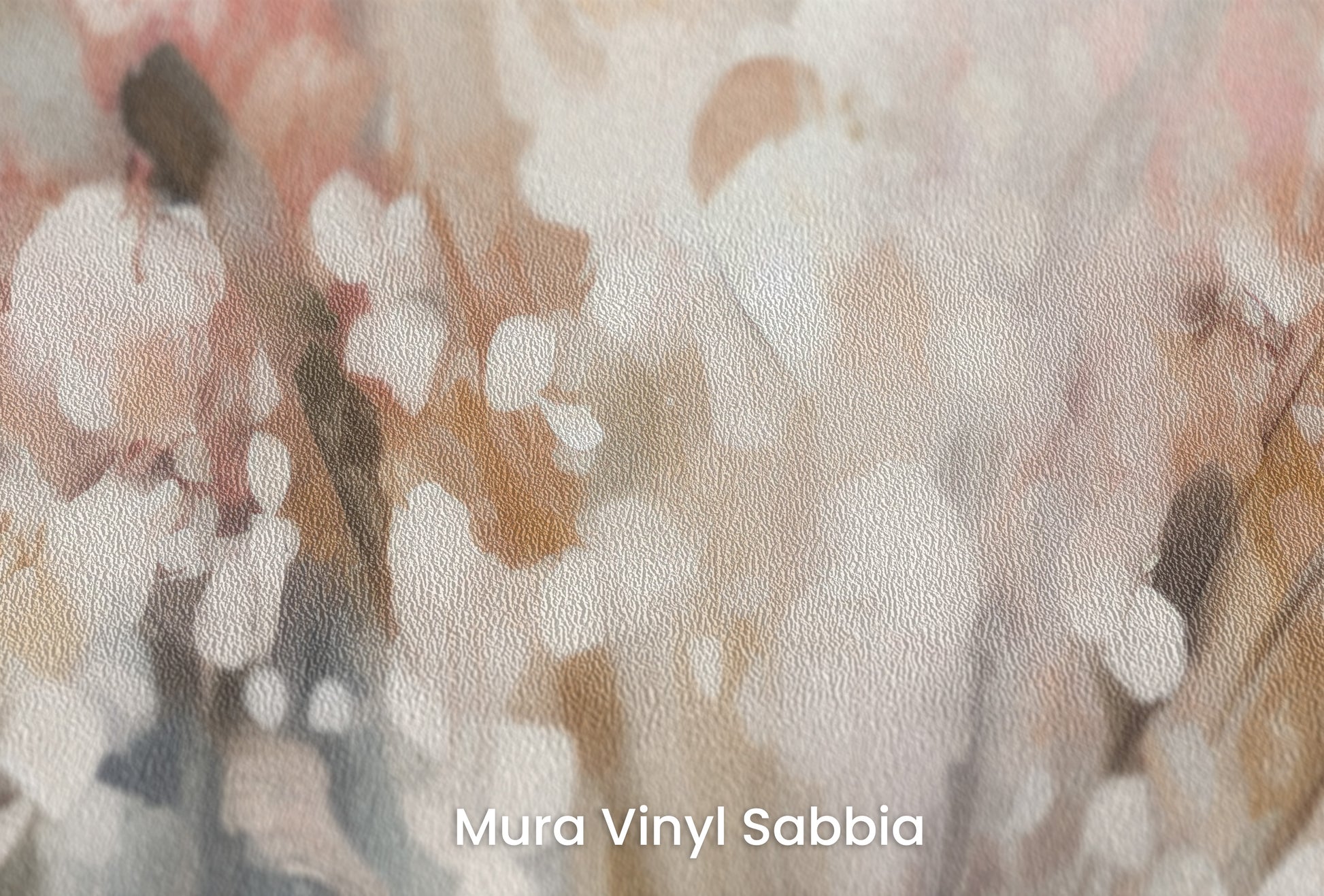 Zbliżenie na artystyczną fototapetę o nazwie Blossom Softness na podłożu Mura Vinyl Sabbia struktura grubego ziarna piasku.