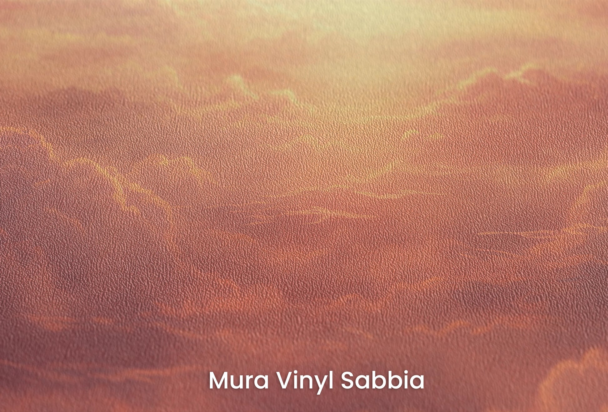 Zbliżenie na artystyczną fototapetę o nazwie Sunset Symphony na podłożu Mura Vinyl Sabbia struktura grubego ziarna piasku.