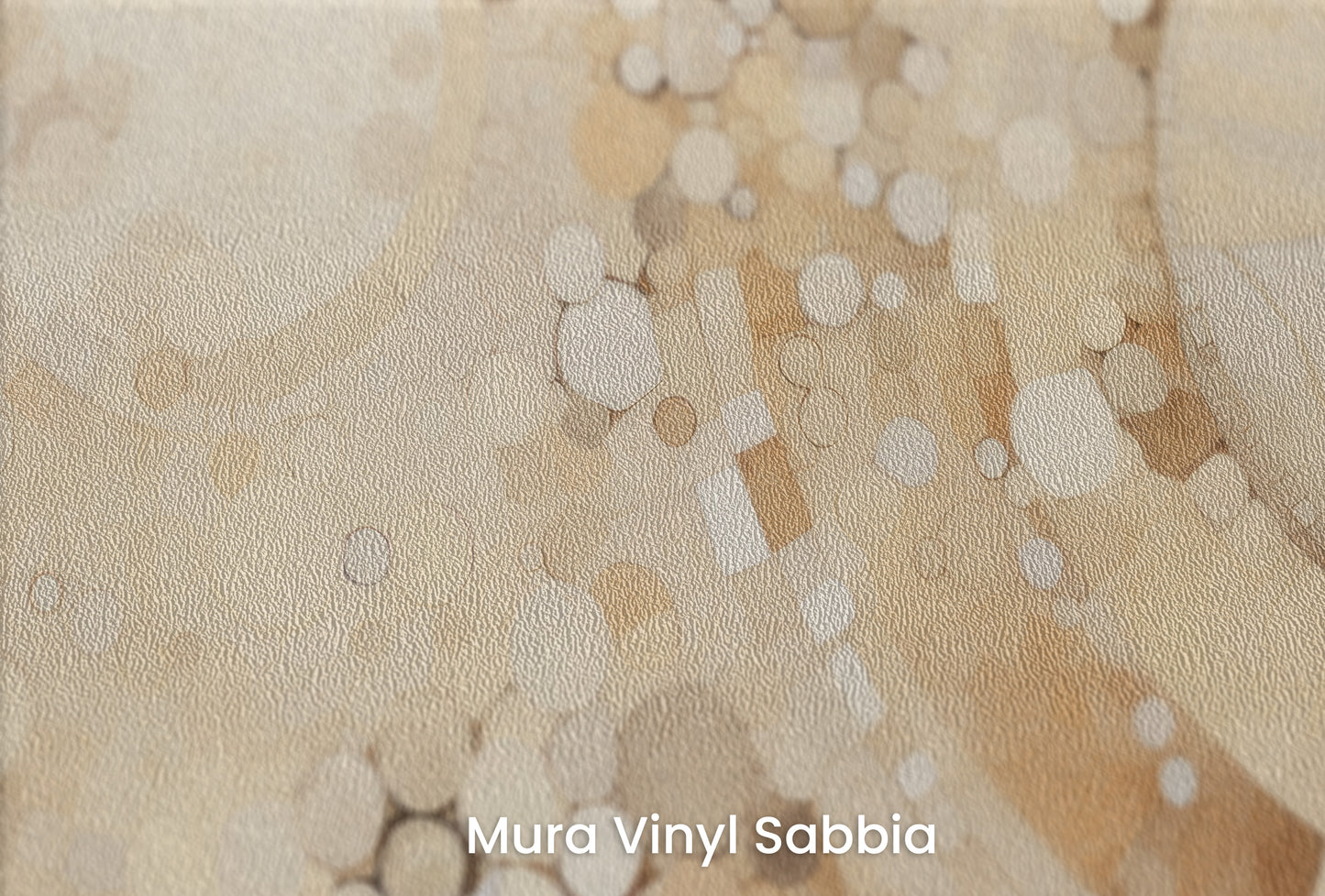 Zbliżenie na artystyczną fototapetę o nazwie NEUTRAL TONAL ORBITAL BLEND na podłożu Mura Vinyl Sabbia struktura grubego ziarna piasku.