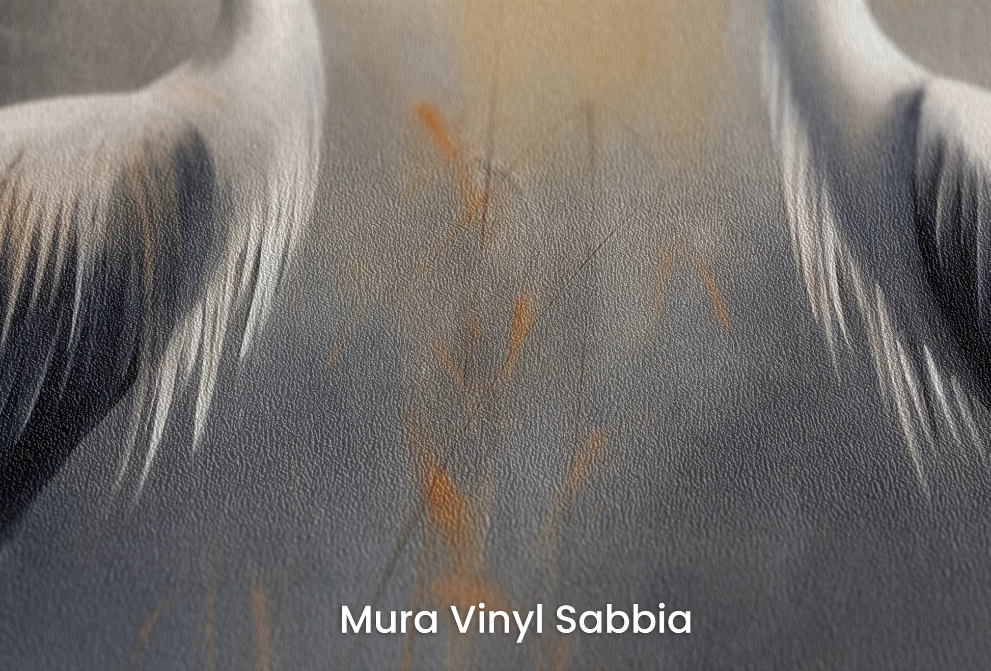 Zbliżenie na artystyczną fototapetę o nazwie Crimson Dance na podłożu Mura Vinyl Sabbia struktura grubego ziarna piasku.