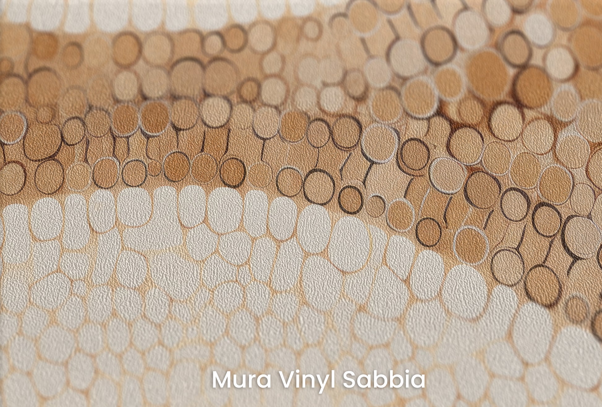 Zbliżenie na artystyczną fototapetę o nazwie CAPPUCCINO SWIRL ABSTRACTION na podłożu Mura Vinyl Sabbia struktura grubego ziarna piasku.