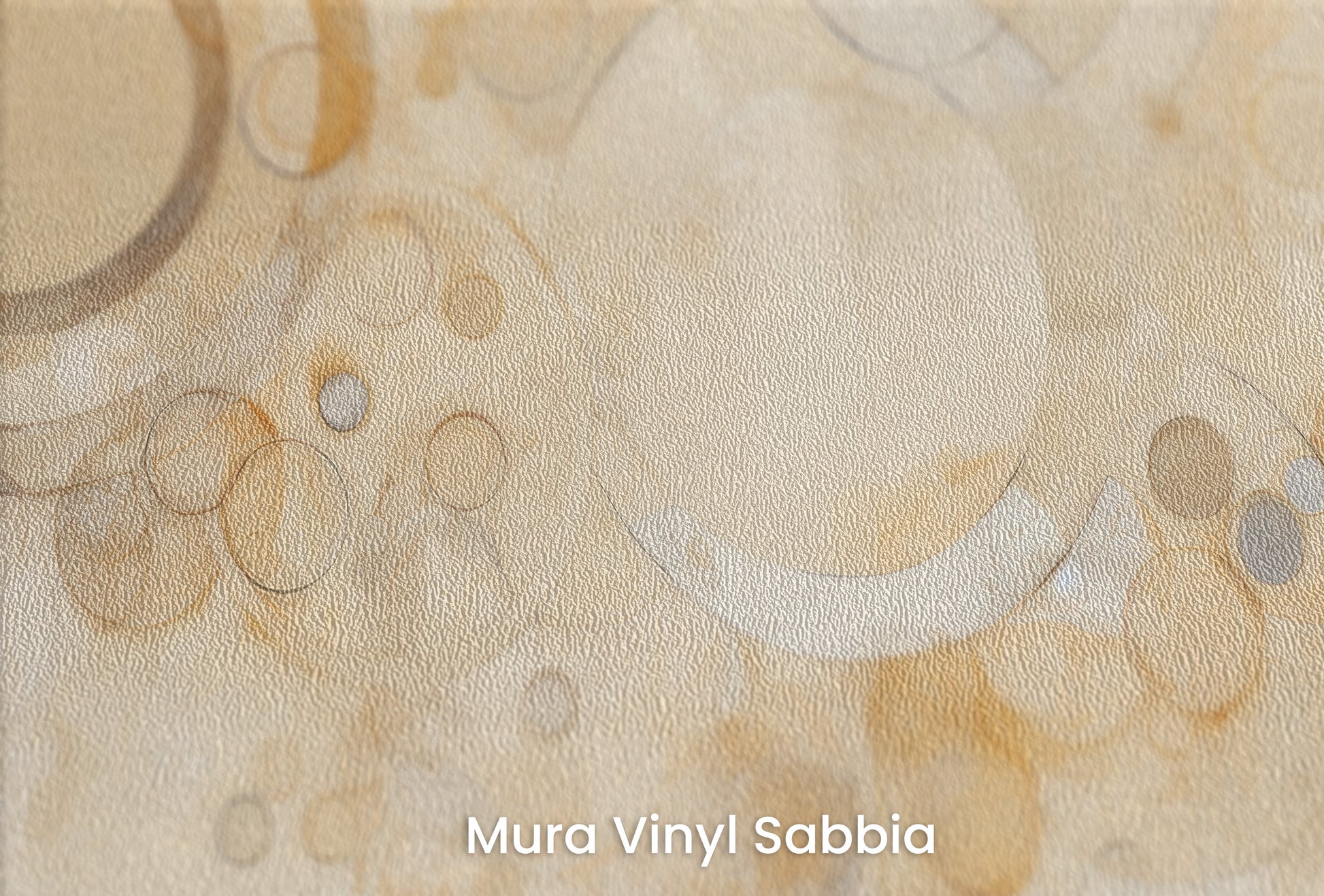 Zbliżenie na artystyczną fototapetę o nazwie AMBER ORBITAL FUSION na podłożu Mura Vinyl Sabbia struktura grubego ziarna piasku.