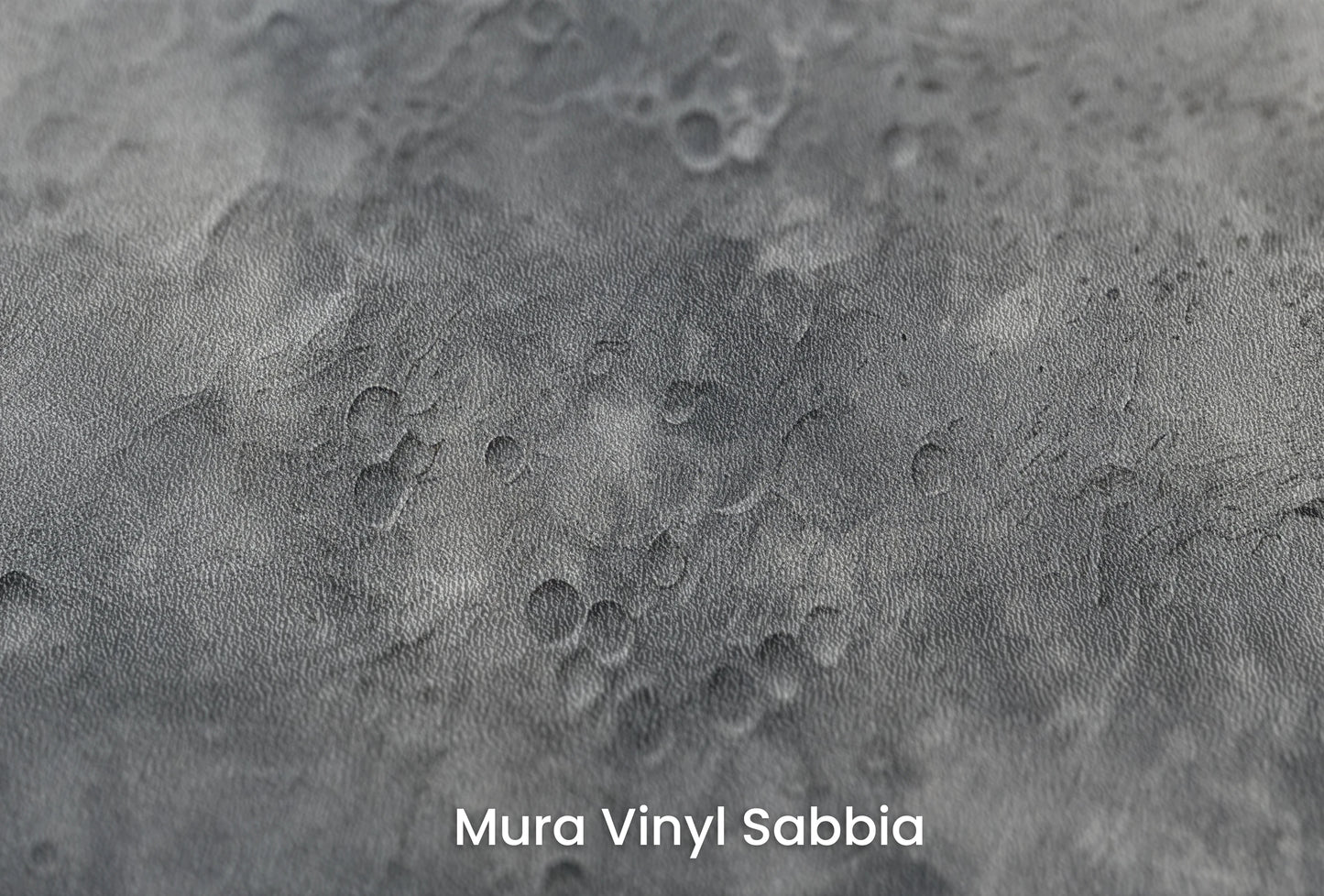 Zbliżenie na artystyczną fototapetę o nazwie Moon's Geography na podłożu Mura Vinyl Sabbia struktura grubego ziarna piasku.