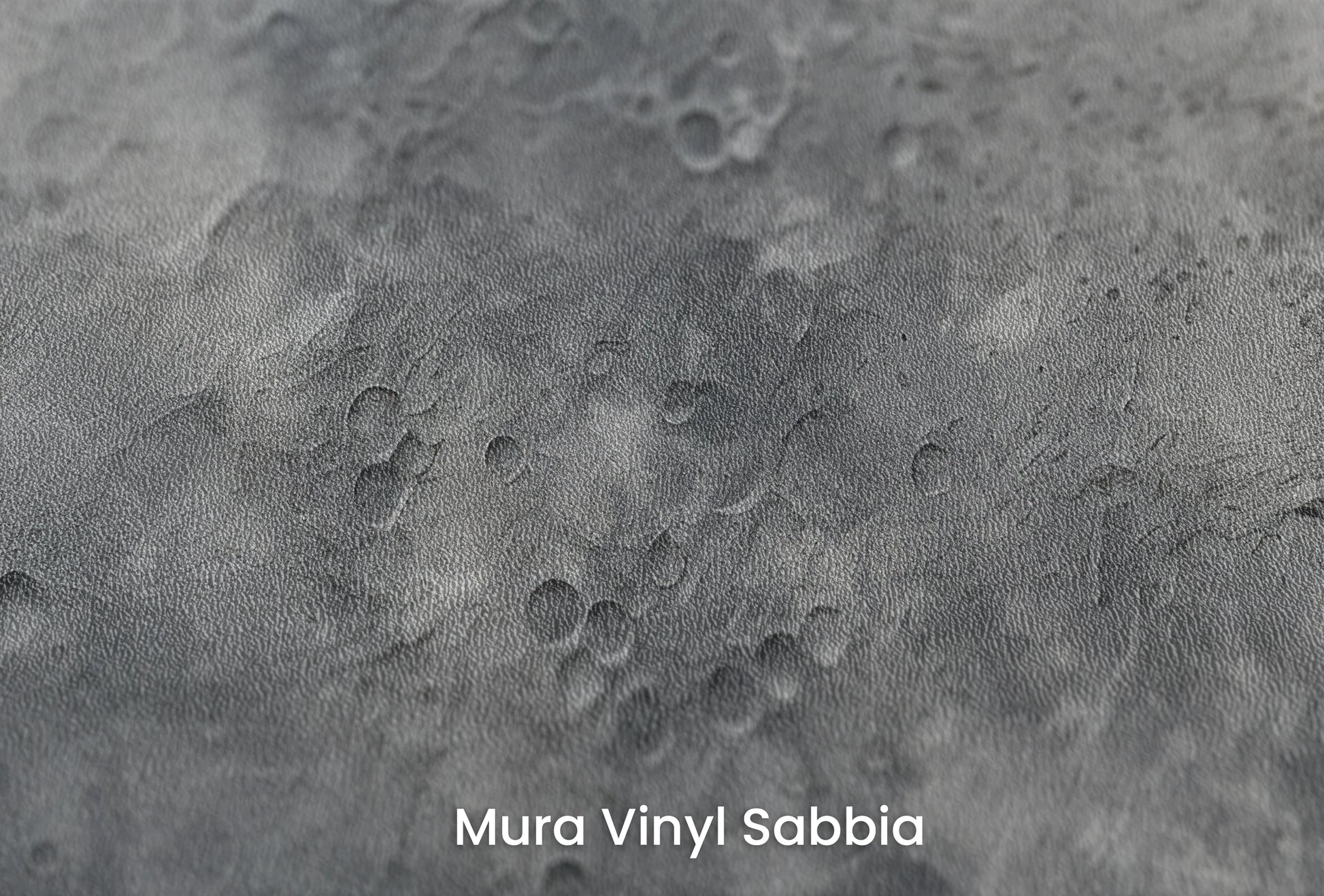 Zbliżenie na artystyczną fototapetę o nazwie Moon's Geography na podłożu Mura Vinyl Sabbia struktura grubego ziarna piasku.