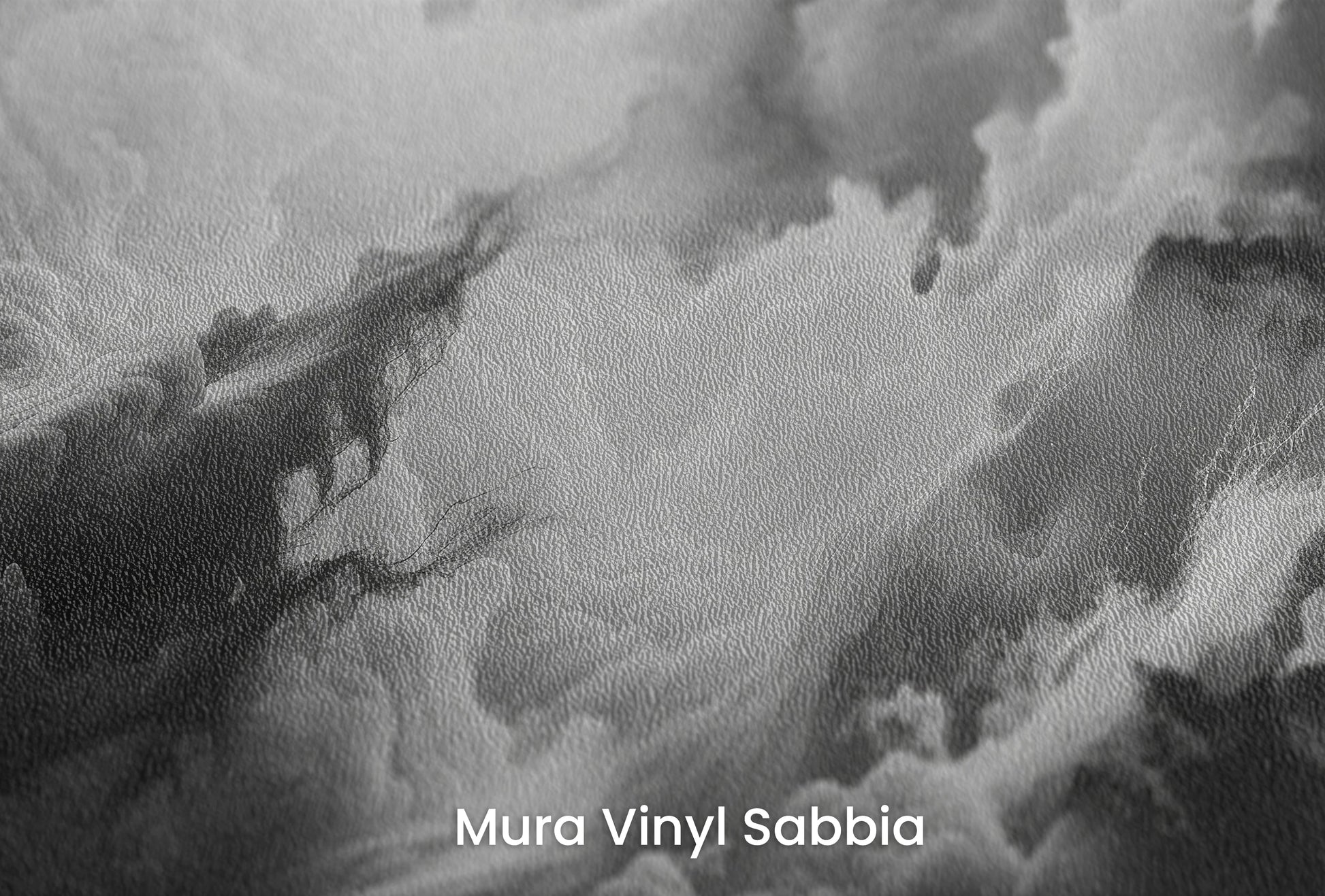 Zbliżenie na artystyczną fototapetę o nazwie Luminous Chaos na podłożu Mura Vinyl Sabbia struktura grubego ziarna piasku.