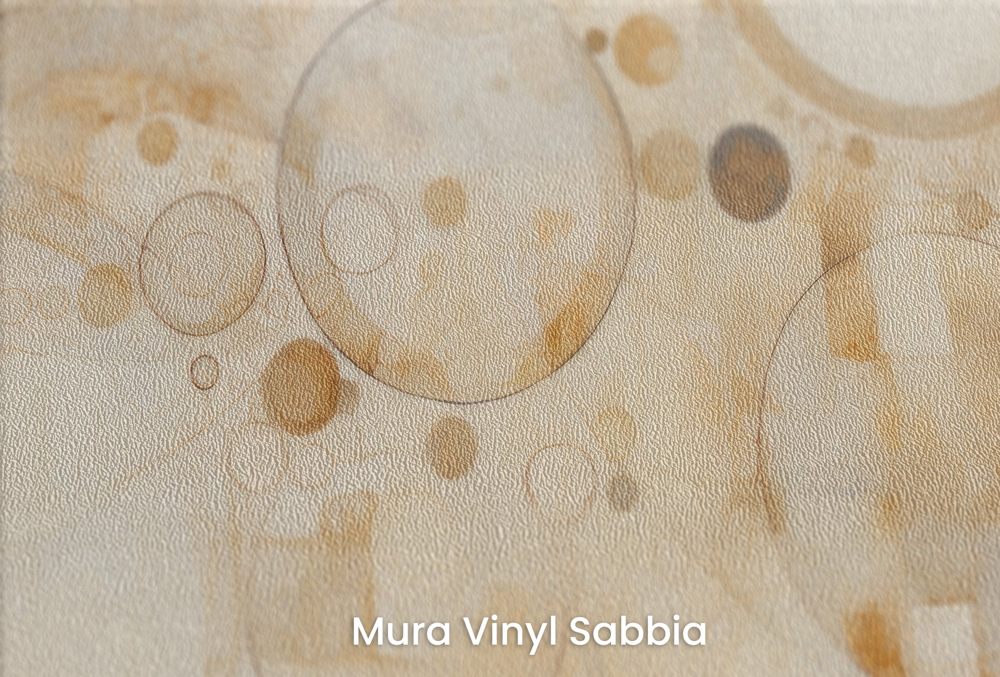 Zbliżenie na artystyczną fototapetę o nazwie CIRCULAR WHISPERS na podłożu Mura Vinyl Sabbia struktura grubego ziarna piasku.
