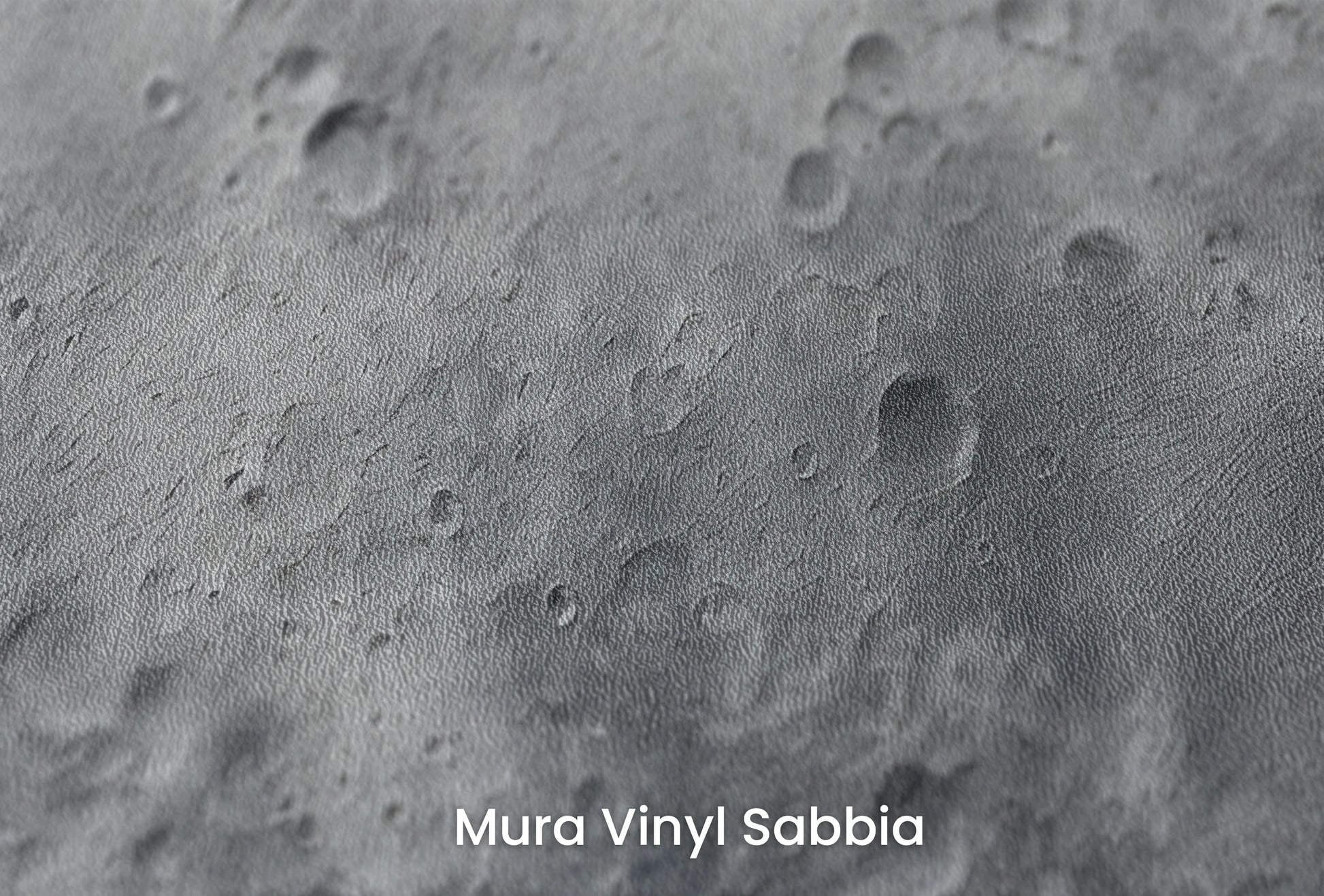 Zbliżenie na artystyczną fototapetę o nazwie Cosmic Blush na podłożu Mura Vinyl Sabbia struktura grubego ziarna piasku.