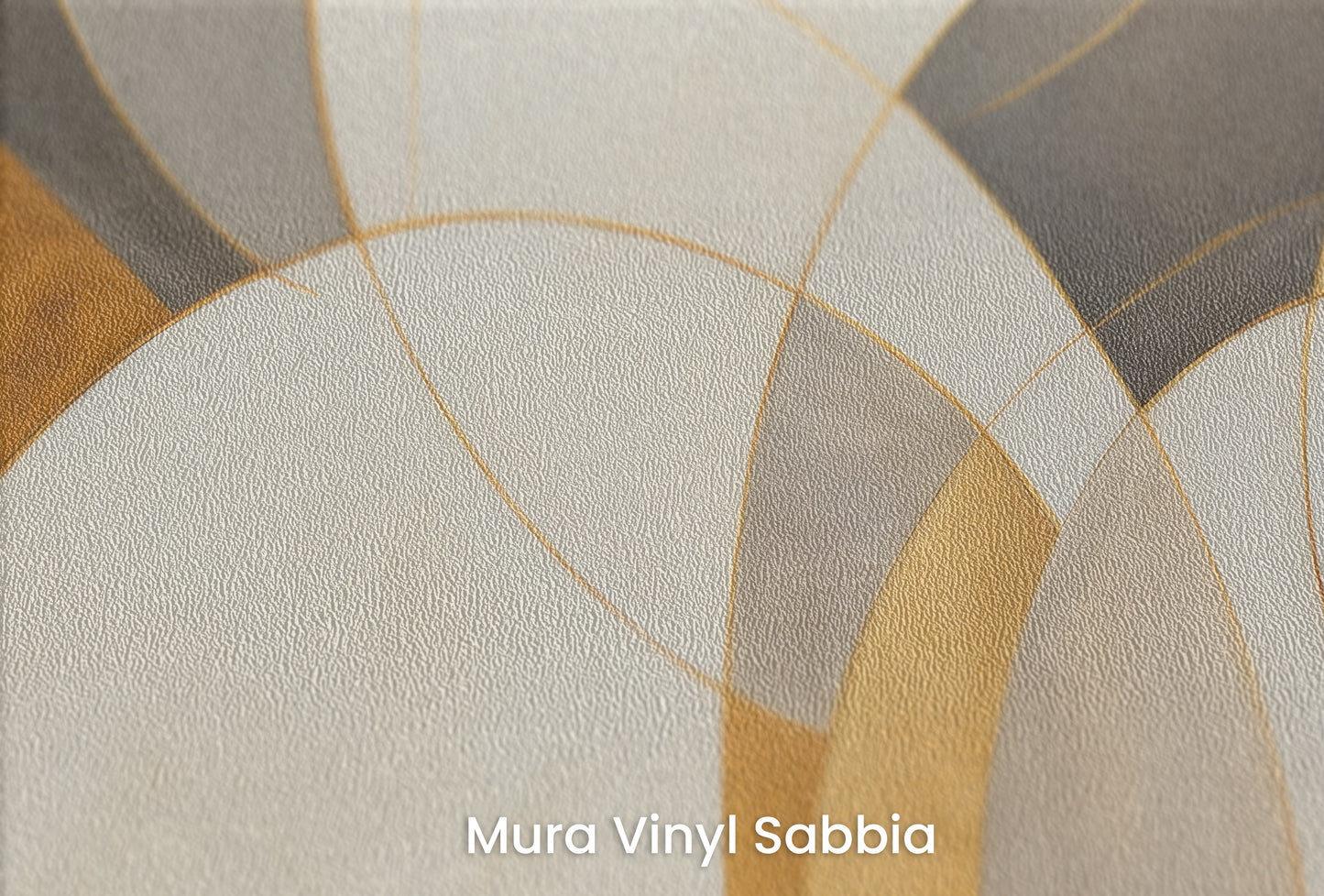 Zbliżenie na artystyczną fototapetę o nazwie GOLDEN SWIRL FUSION na podłożu Mura Vinyl Sabbia struktura grubego ziarna piasku.