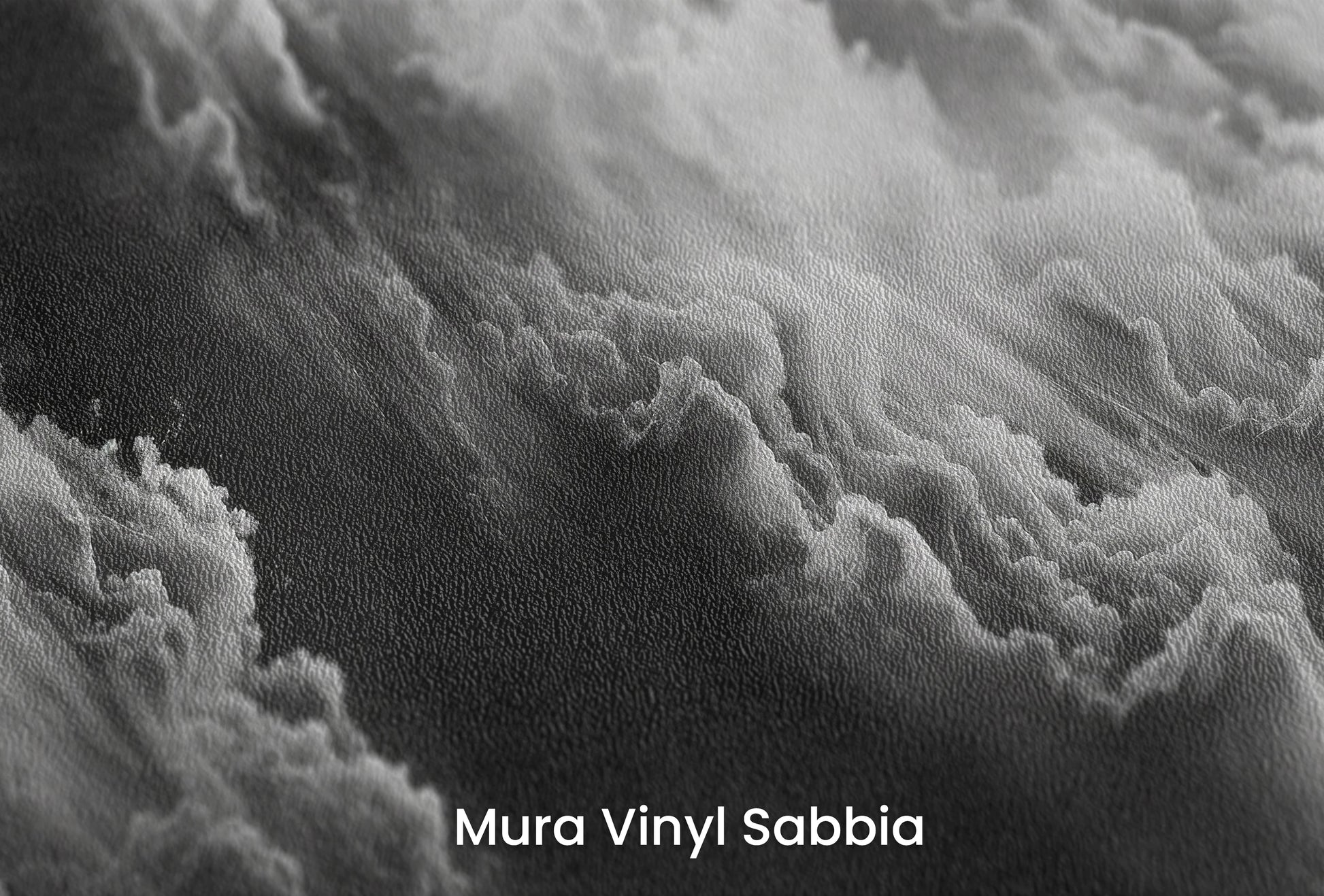 Zbliżenie na artystyczną fototapetę o nazwie Whispering Mists na podłożu Mura Vinyl Sabbia struktura grubego ziarna piasku.