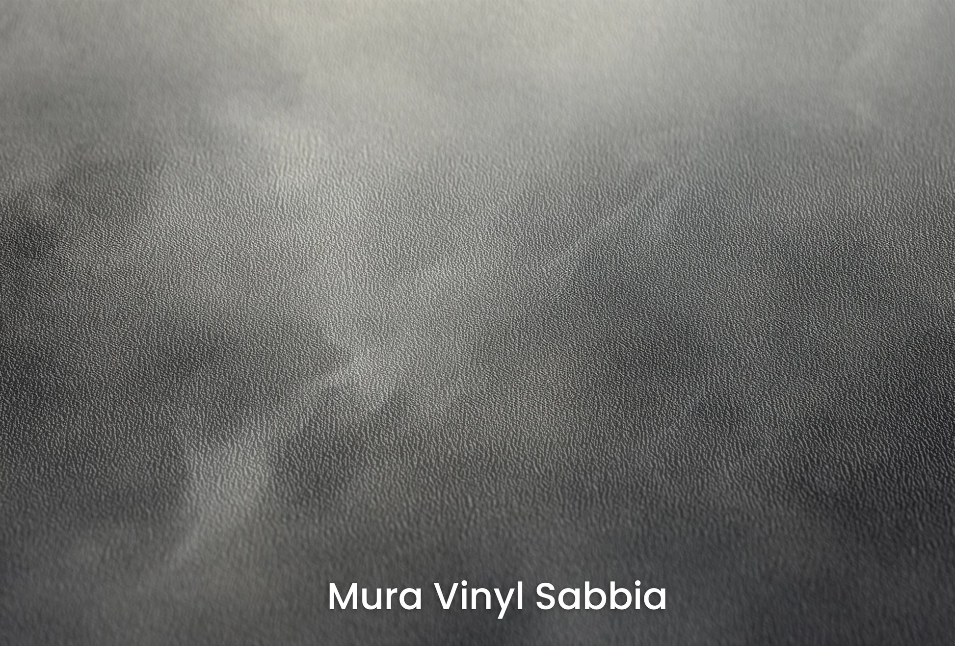 Zbliżenie na artystyczną fototapetę o nazwie Silver Storm na podłożu Mura Vinyl Sabbia struktura grubego ziarna piasku.
