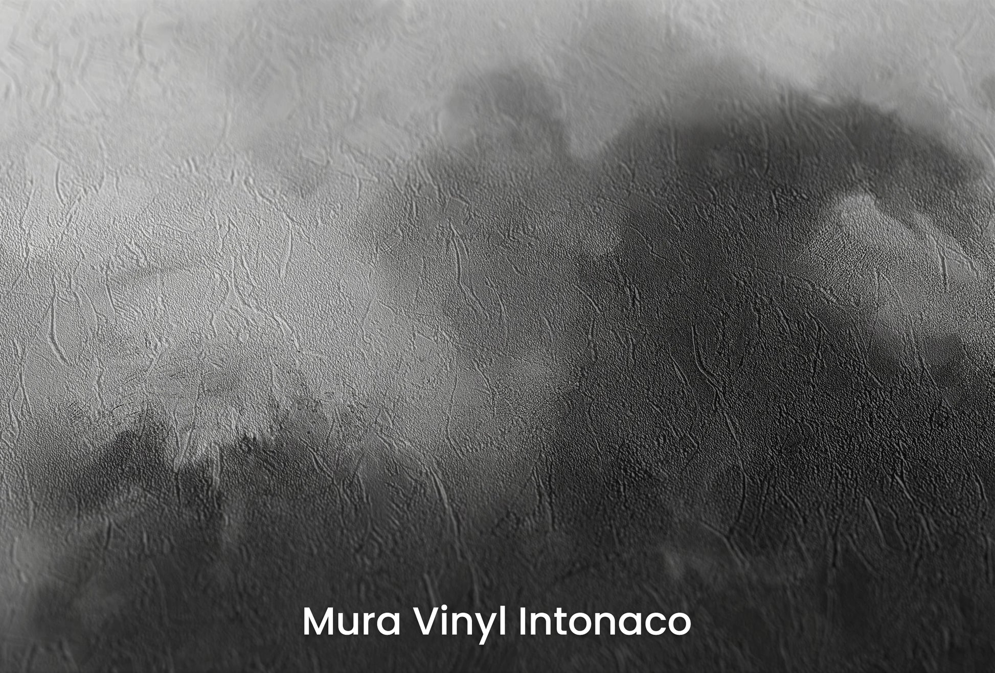 Zbliżenie na artystyczną fototapetę o nazwie Brooding Skies na podłożu Mura Vinyl Intonaco - struktura tartego tynku.
