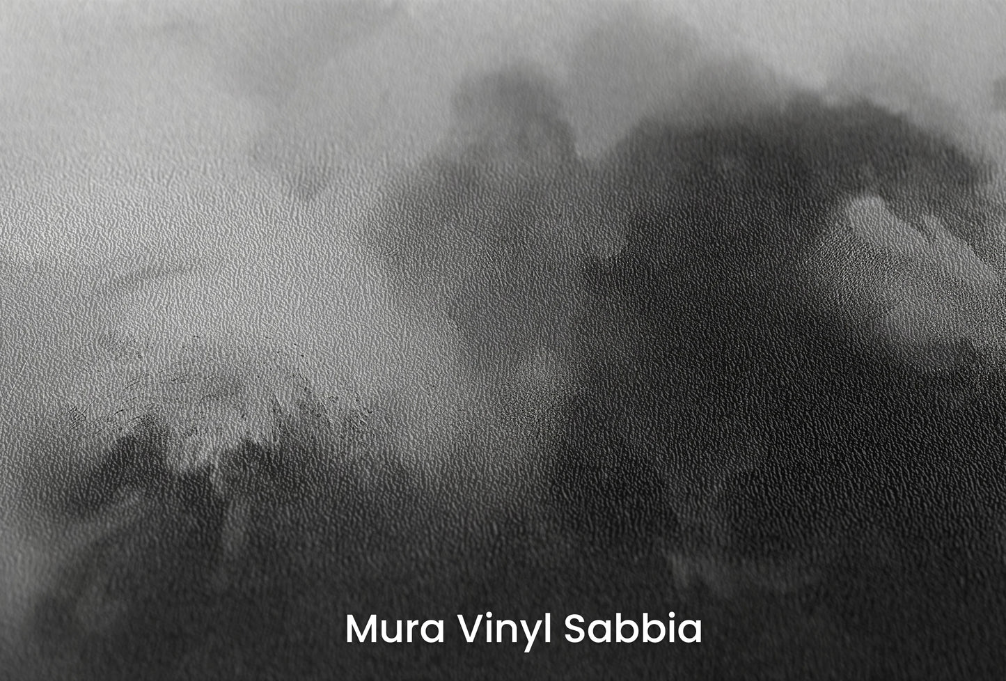Zbliżenie na artystyczną fototapetę o nazwie Brooding Skies na podłożu Mura Vinyl Sabbia struktura grubego ziarna piasku.