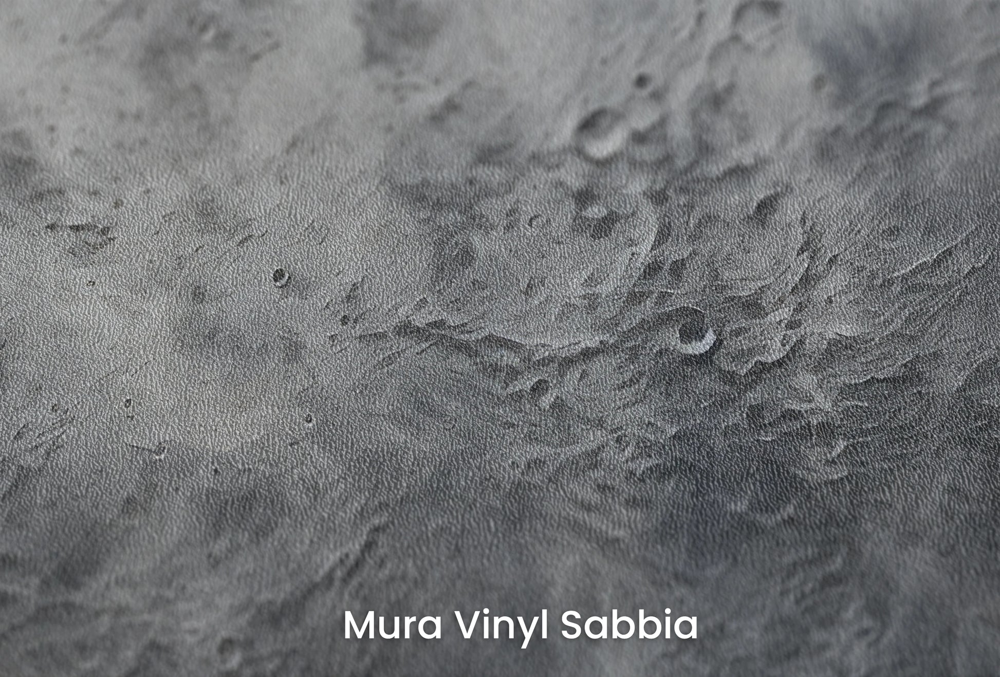 Zbliżenie na artystyczną fototapetę o nazwie Cratered Terrain na podłożu Mura Vinyl Sabbia struktura grubego ziarna piasku.