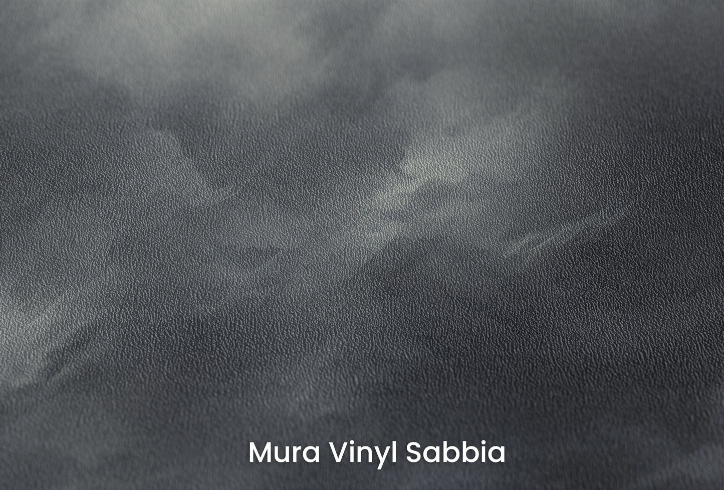 Zbliżenie na artystyczną fototapetę o nazwie Serene Monochrome na podłożu Mura Vinyl Sabbia struktura grubego ziarna piasku.