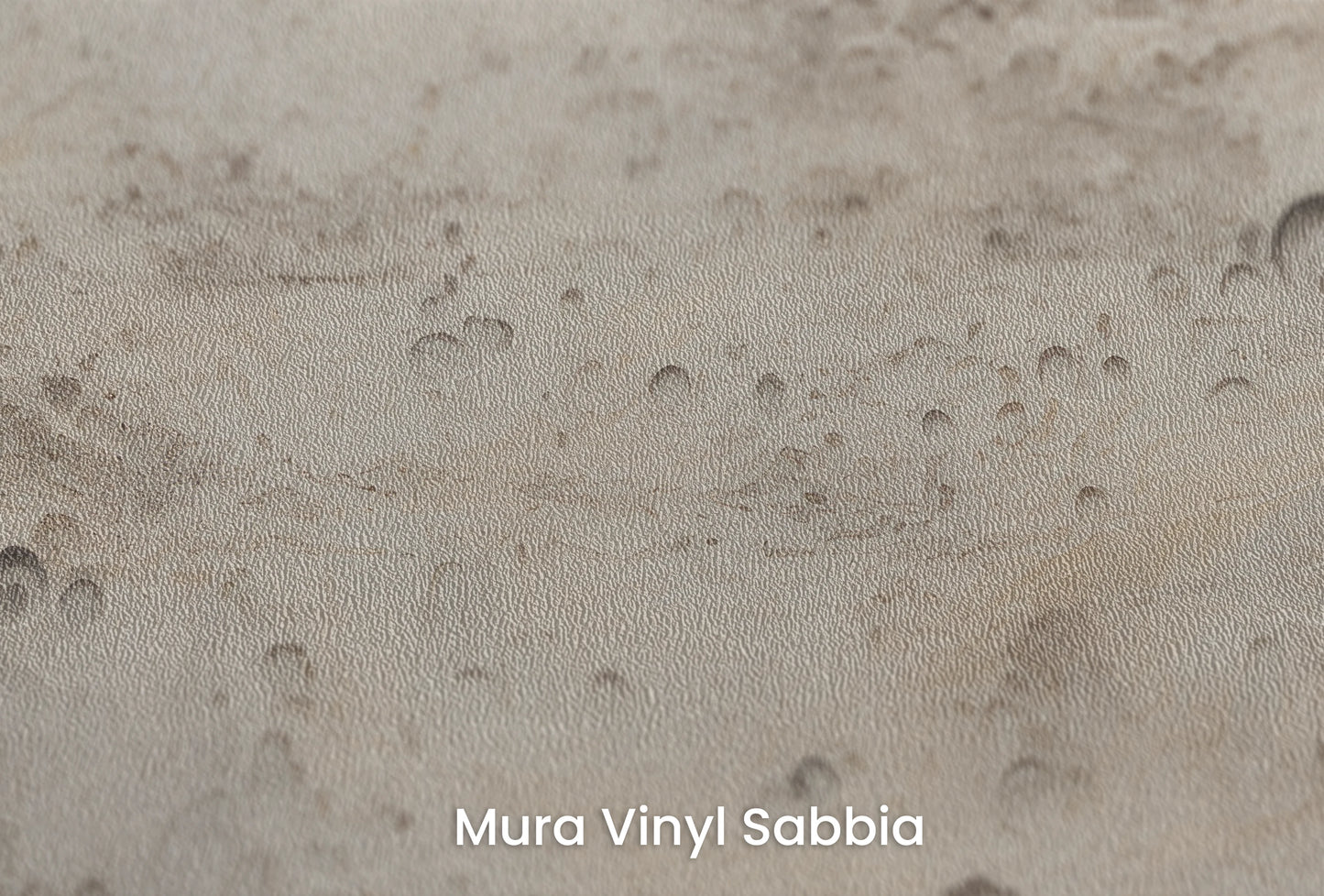 Zbliżenie na artystyczną fototapetę o nazwie Beige Moon na podłożu Mura Vinyl Sabbia struktura grubego ziarna piasku.