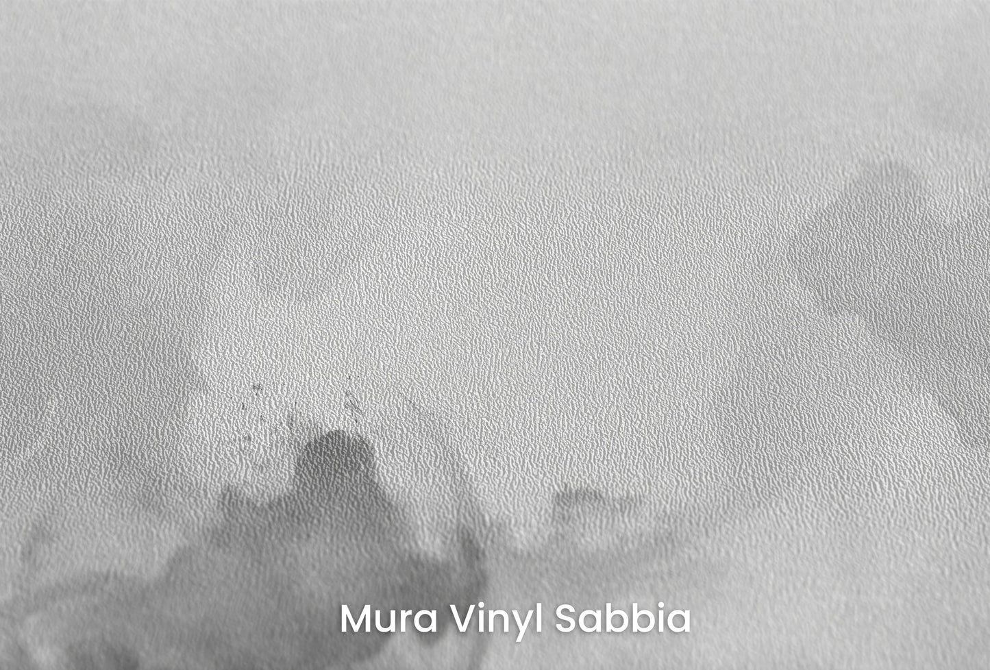 Zbliżenie na artystyczną fototapetę o nazwie Muted Turmoil na podłożu Mura Vinyl Sabbia struktura grubego ziarna piasku.