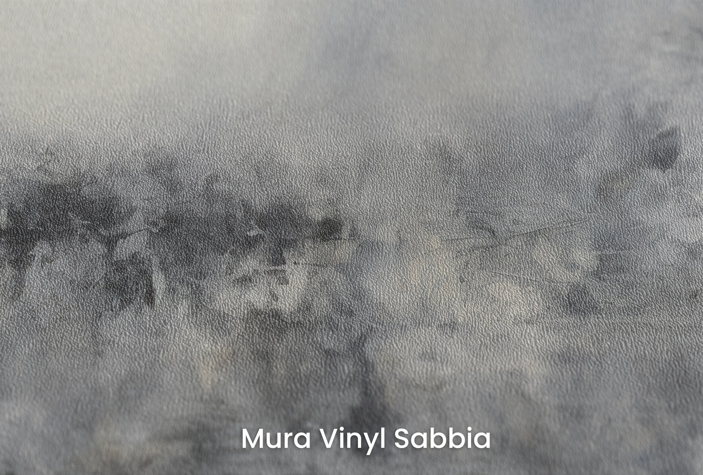 Zbliżenie na artystyczną fototapetę o nazwie Monochrome Mystery na podłożu Mura Vinyl Sabbia struktura grubego ziarna piasku.