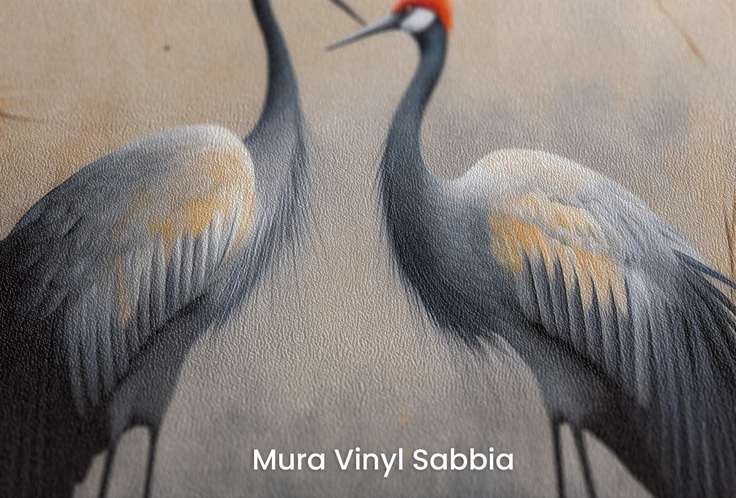 Zbliżenie na artystyczną fototapetę o nazwie Crimson Serenade na podłożu Mura Vinyl Sabbia struktura grubego ziarna piasku.