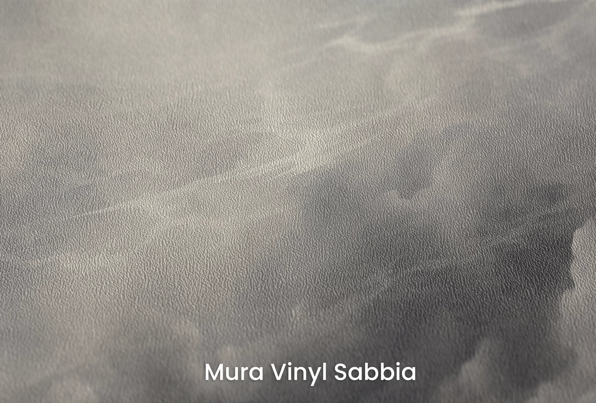 Zbliżenie na artystyczną fototapetę o nazwie Silver Lining Drama na podłożu Mura Vinyl Sabbia struktura grubego ziarna piasku.