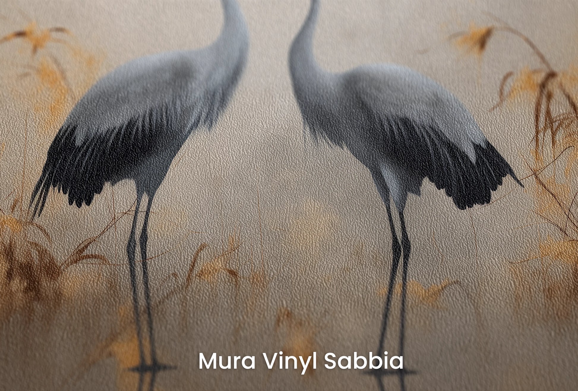 Zbliżenie na artystyczną fototapetę o nazwie Misty Silhouettes na podłożu Mura Vinyl Sabbia struktura grubego ziarna piasku.