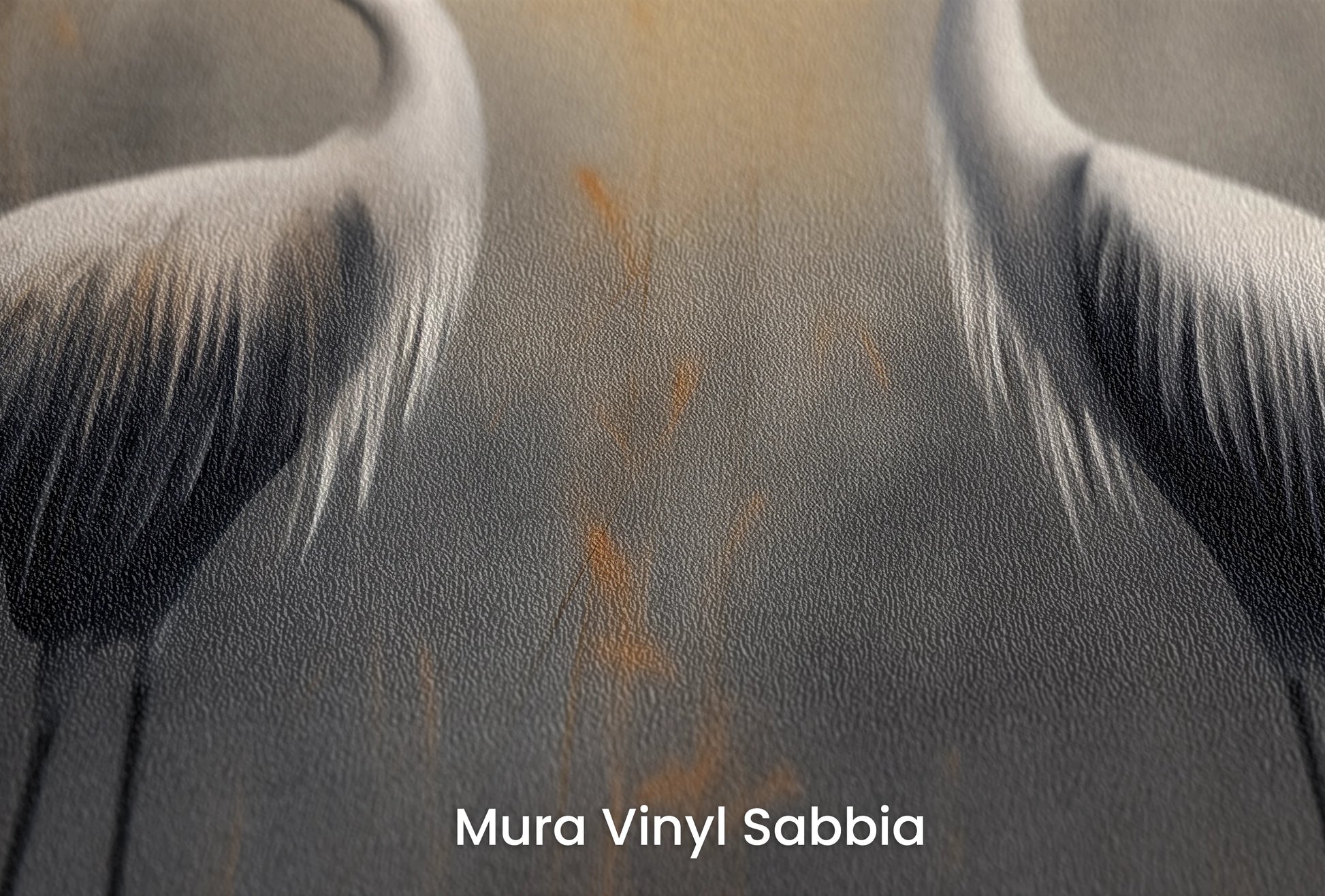 Zbliżenie na artystyczną fototapetę o nazwie Solemn Duet na podłożu Mura Vinyl Sabbia struktura grubego ziarna piasku.