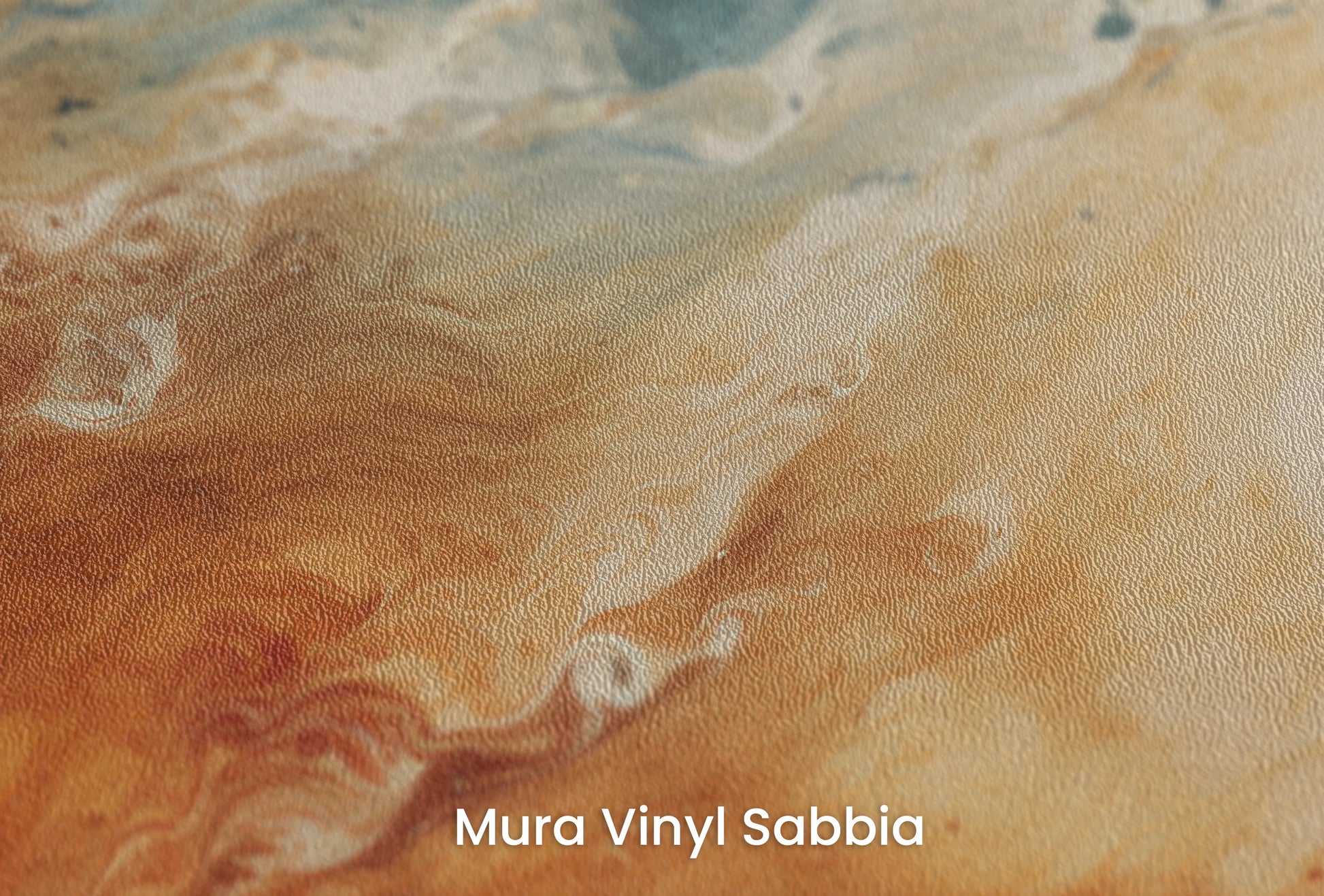 Zbliżenie na artystyczną fototapetę o nazwie Jovian Storm na podłożu Mura Vinyl Sabbia struktura grubego ziarna piasku.