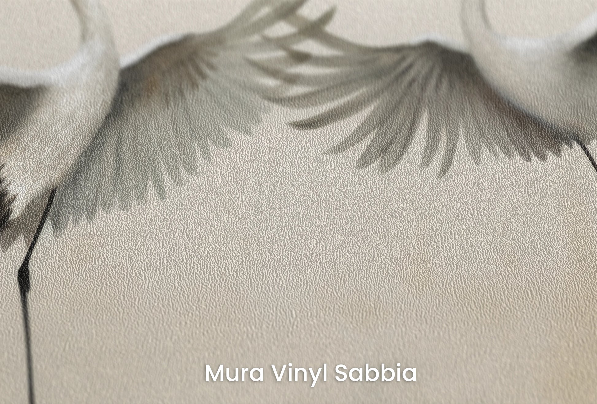 Zbliżenie na artystyczną fototapetę o nazwie Graceful Flight na podłożu Mura Vinyl Sabbia struktura grubego ziarna piasku.