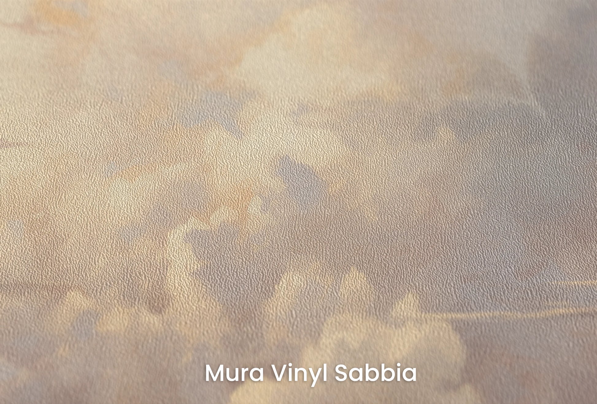 Zbliżenie na artystyczną fototapetę o nazwie Daybreak Delight na podłożu Mura Vinyl Sabbia struktura grubego ziarna piasku.