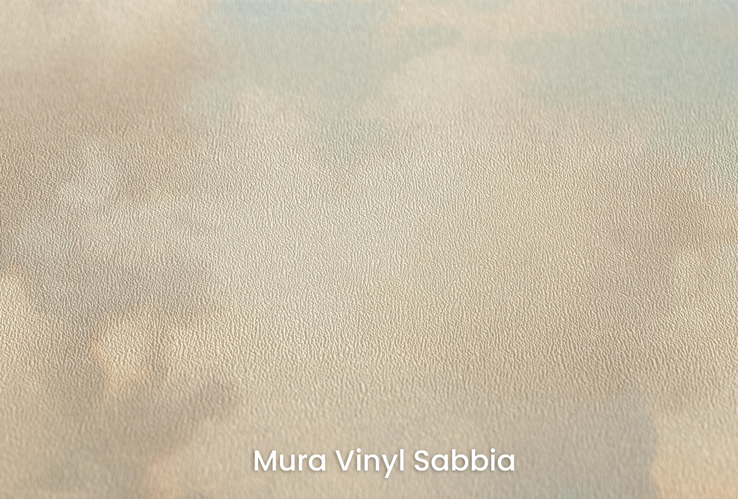 Zbliżenie na artystyczną fototapetę o nazwie Cotton Whispers na podłożu Mura Vinyl Sabbia struktura grubego ziarna piasku.