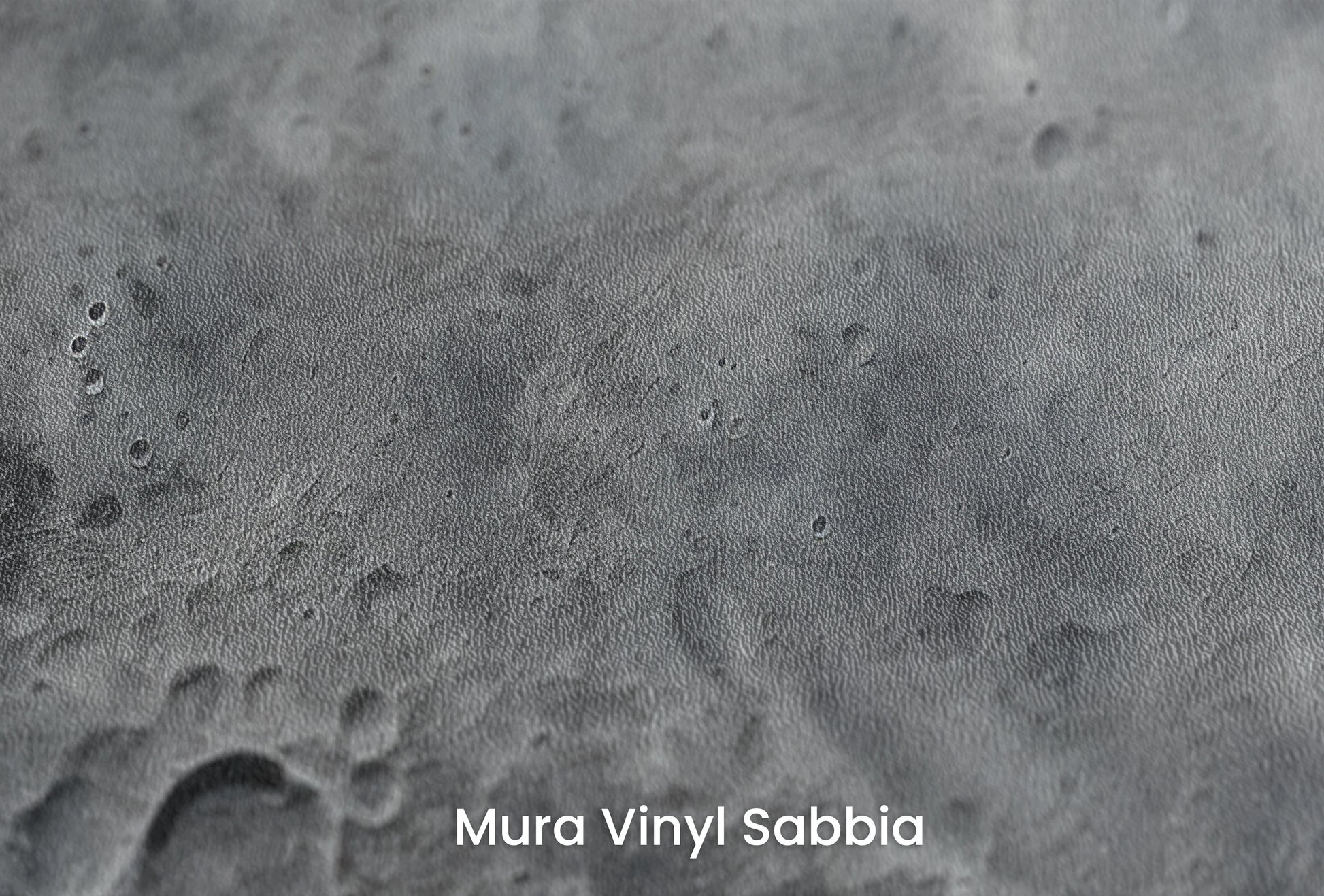 Zbliżenie na artystyczną fototapetę o nazwie Arctic Neptune na podłożu Mura Vinyl Sabbia struktura grubego ziarna piasku.