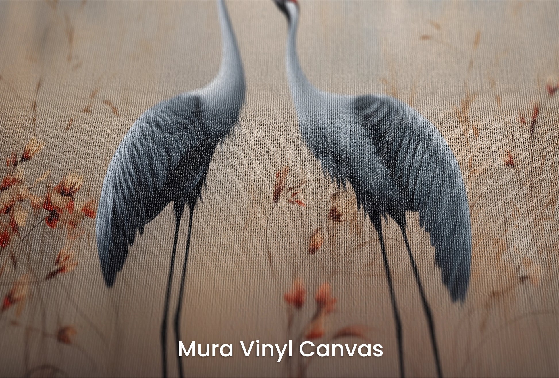 Zbliżenie na artystyczną fototapetę o nazwie Taneczne Żurawie na podłożu Mura Vinyl Canvas - faktura naturalnego płótna.