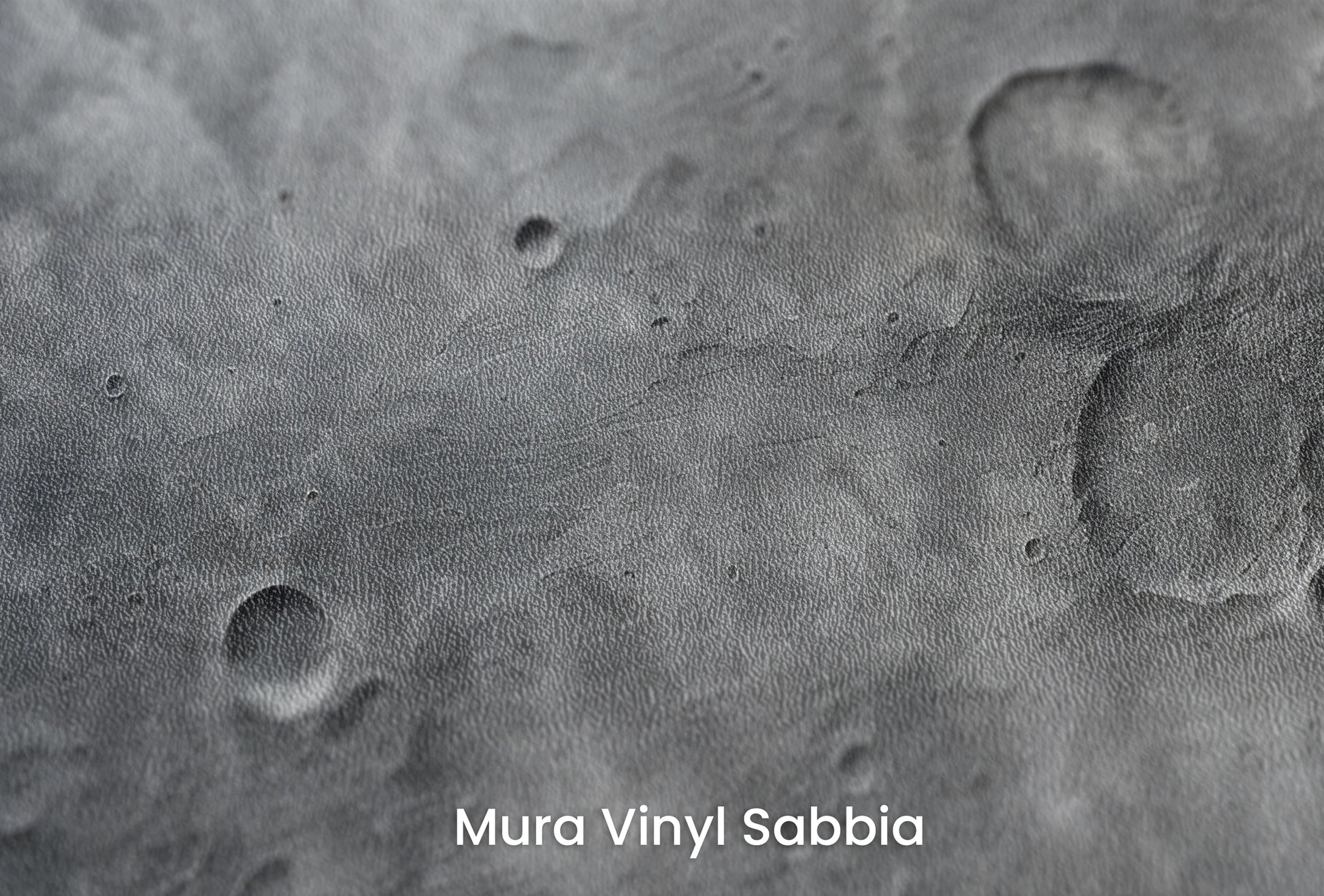Zbliżenie na artystyczną fototapetę o nazwie Solar Waves na podłożu Mura Vinyl Sabbia struktura grubego ziarna piasku.