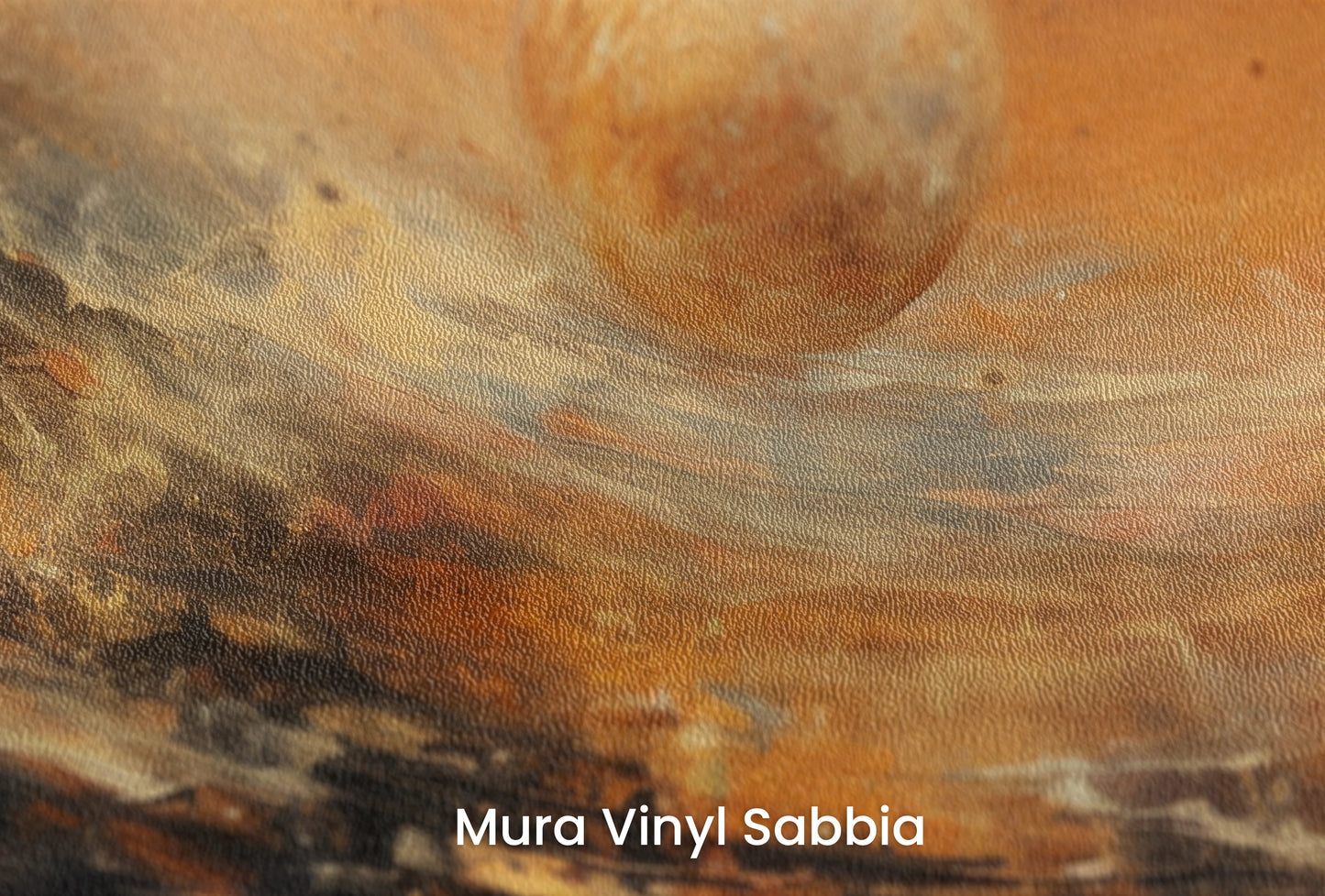 Zbliżenie na artystyczną fototapetę o nazwie Cratered Field na podłożu Mura Vinyl Sabbia struktura grubego ziarna piasku.
